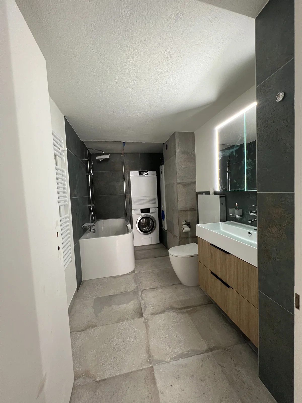 Badsanierung mit Badewanne, Waschtisch, WC und Waschmaschine