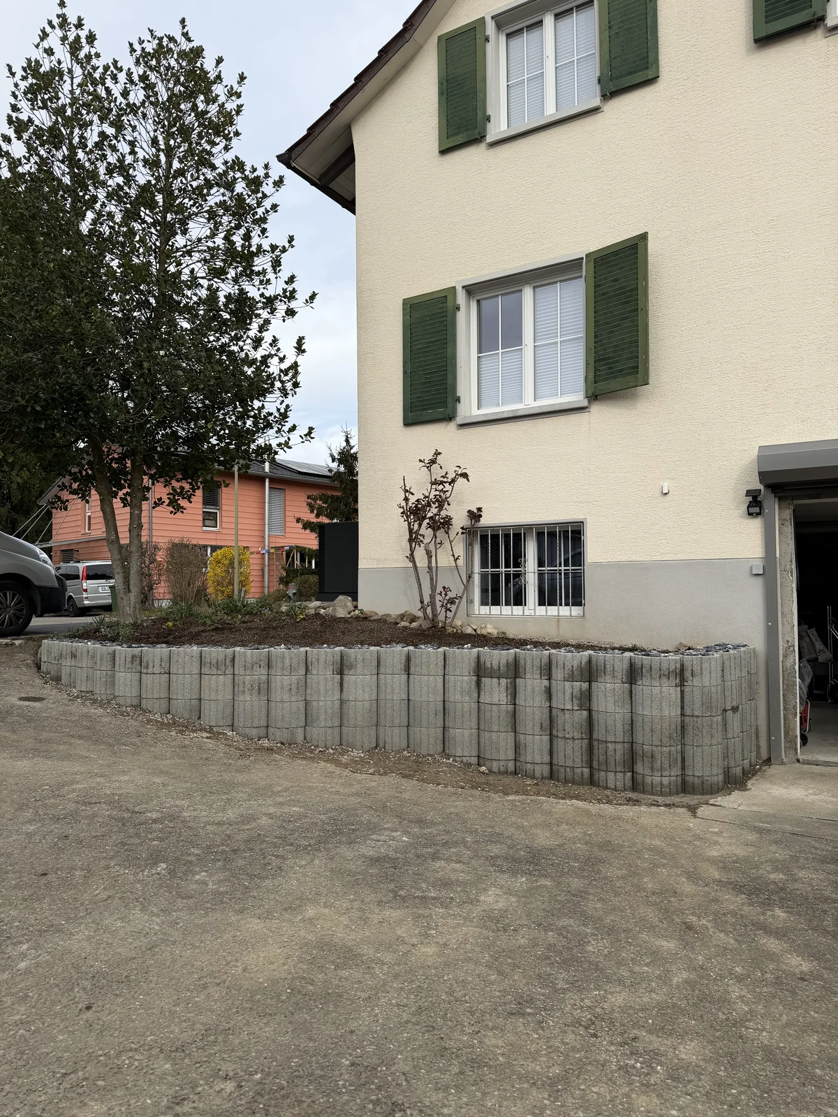 Gartenmauer aus Betonsteinen vor einem Wohnhaus