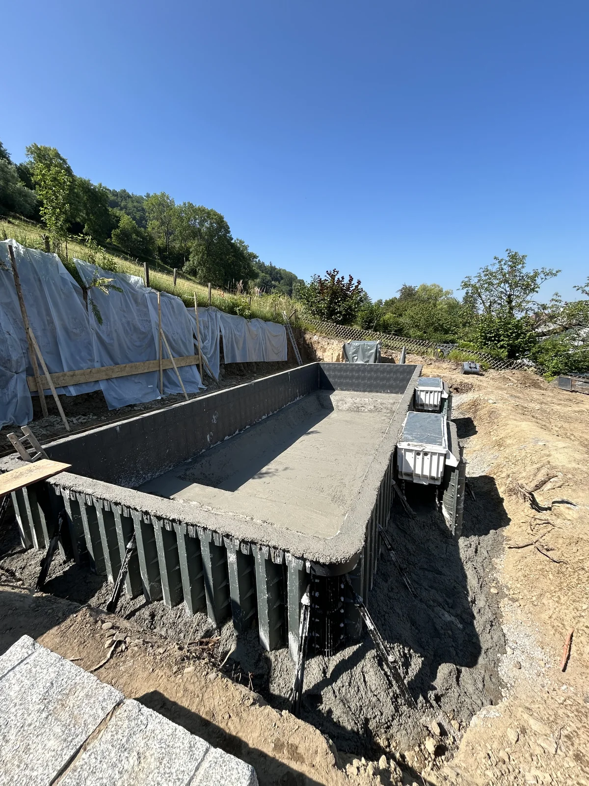 Poolbecken während der Betonarbeiten mit sichtbarer Schalung