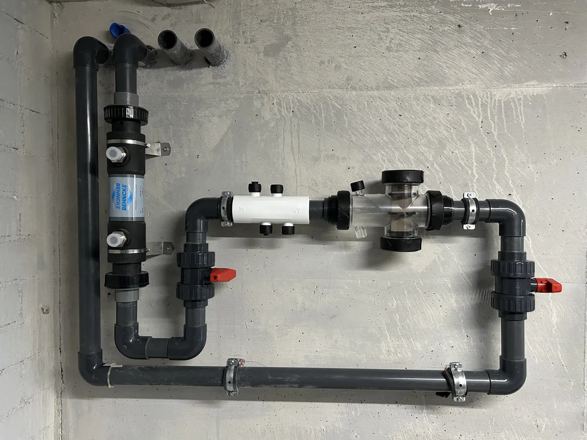 Rohrinstallation und Wasseraufbereitung einer Poolanlage